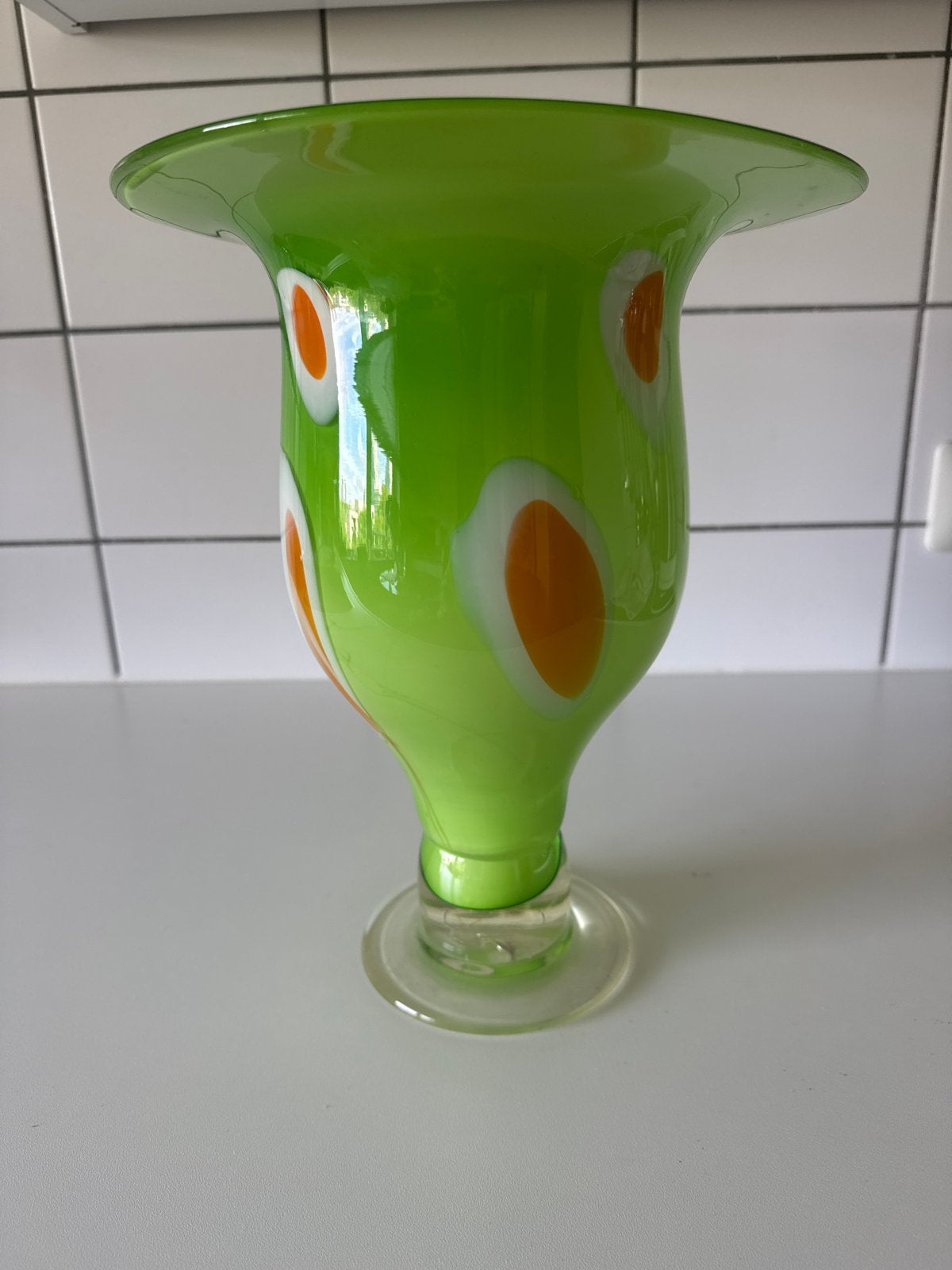 Unieke Groene Glazen Vaas met Oranje en Witte Details, Ophalen of Verzenden