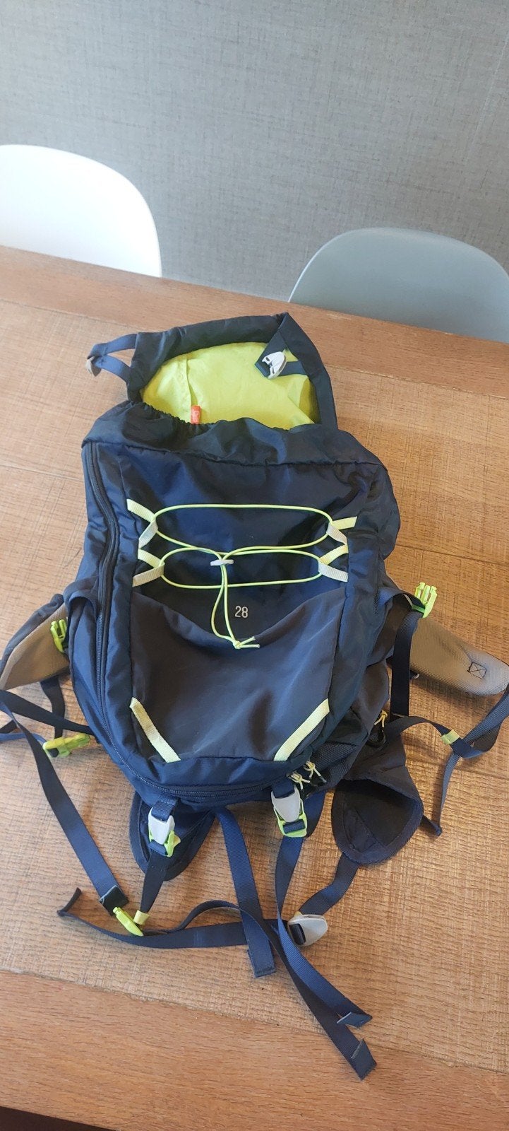 Quechua Decathlon 28L Rugzak met regenhoes, 25 tot 40 cm, Zo goed als nieuw, Waterdicht, Ophalen