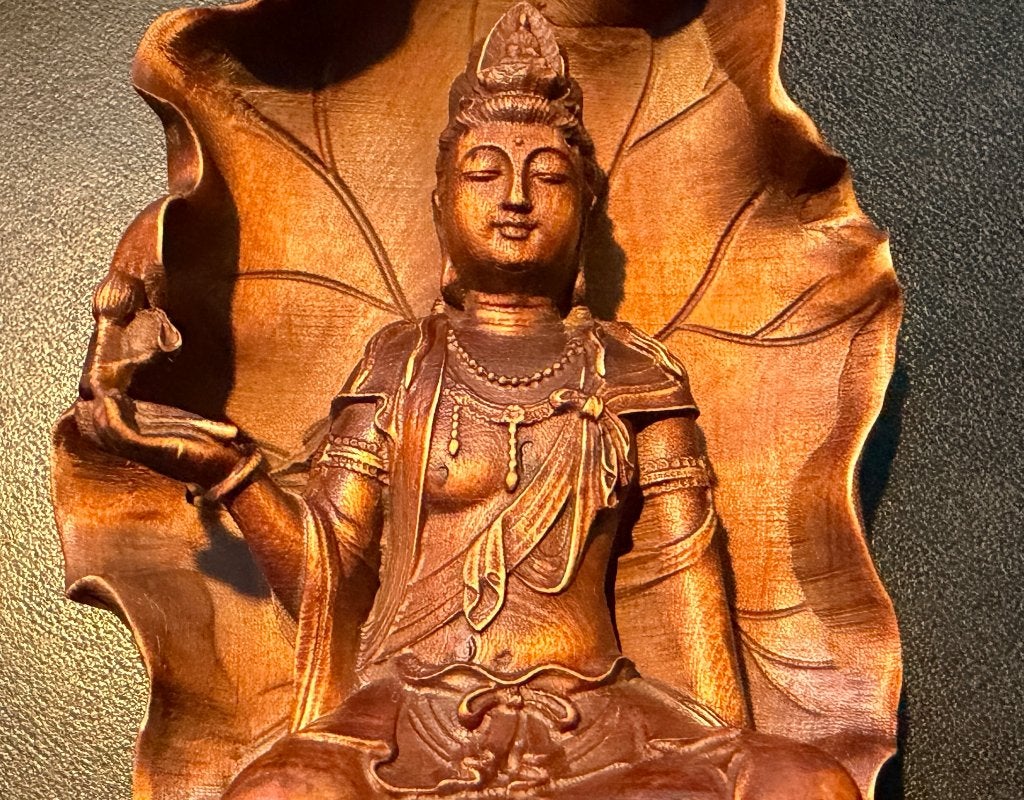 Hardhouten Guanyin op troon van bladeren, Houtsnijwerk, Minder dan 20 cm, Ophalen of Verzenden, Handgemaakt