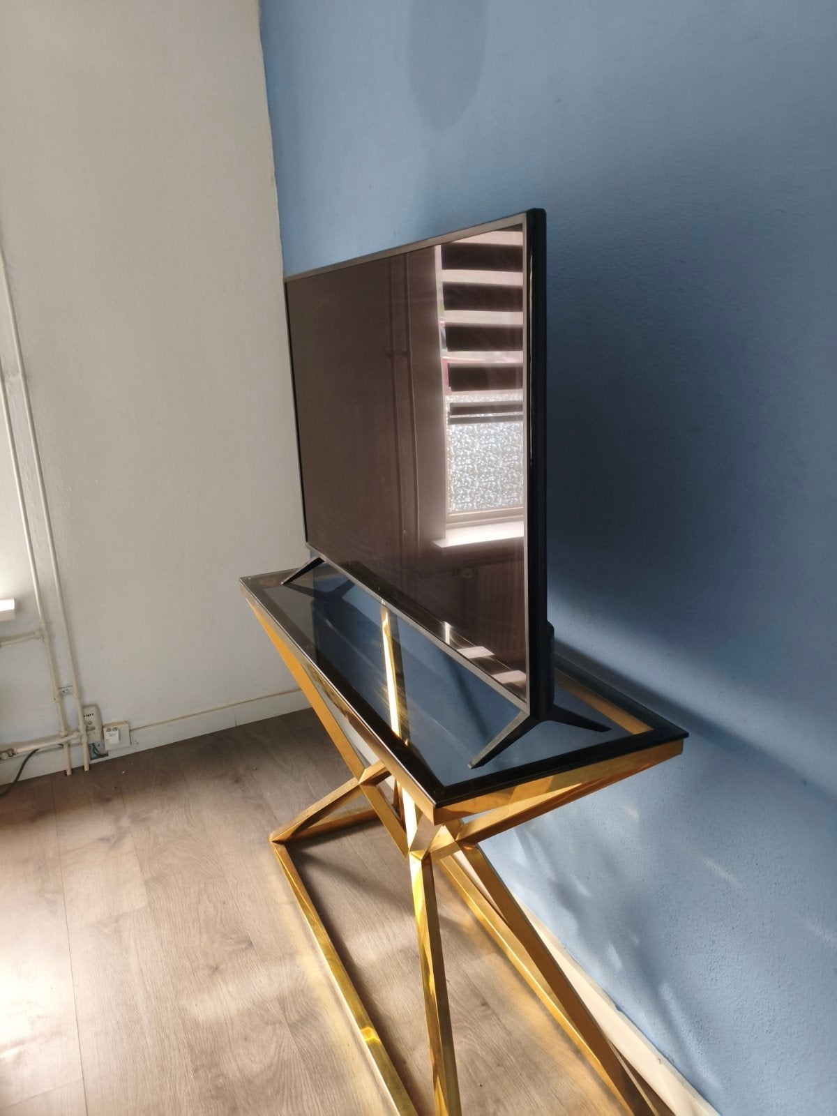 Stijlvol goudkleurig tv-meubel met een zwart glazen blad, 100 tot 150 cm, Zo goed als nieuw, Glas, Minder dan 100 cm