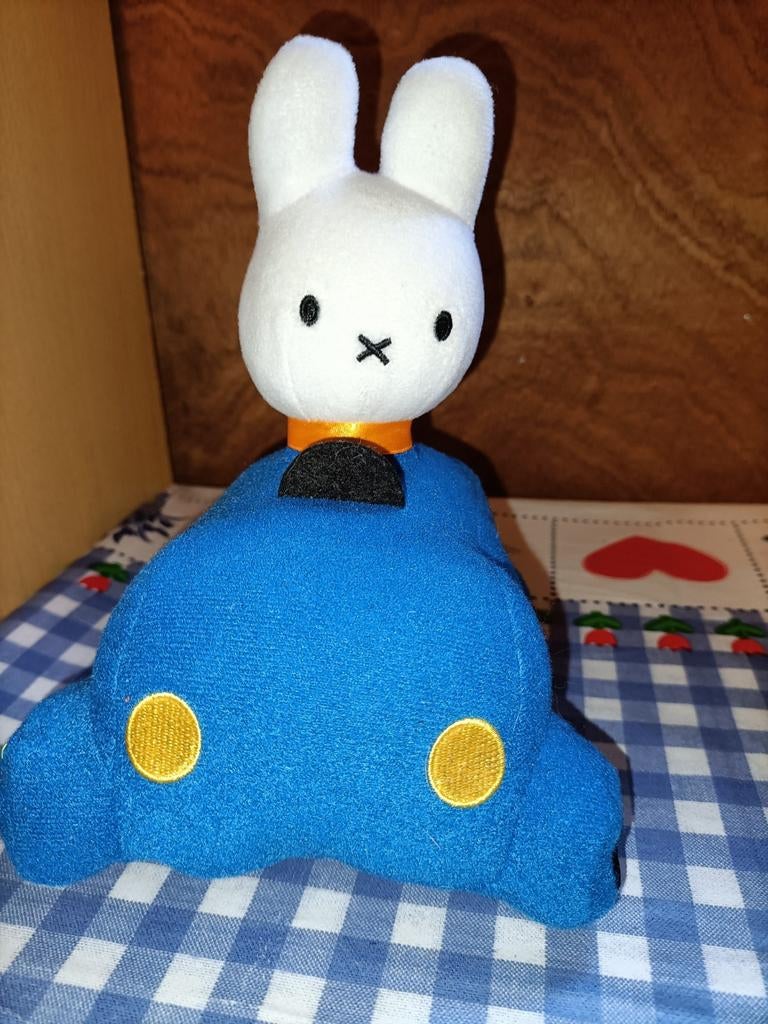 Pratende Nijntje knuffel in blauwe auto en met motor geluid, Kinderen en Baby's, Kinderkamer | Inrichting en Decoratie, Ophalen of Verzenden