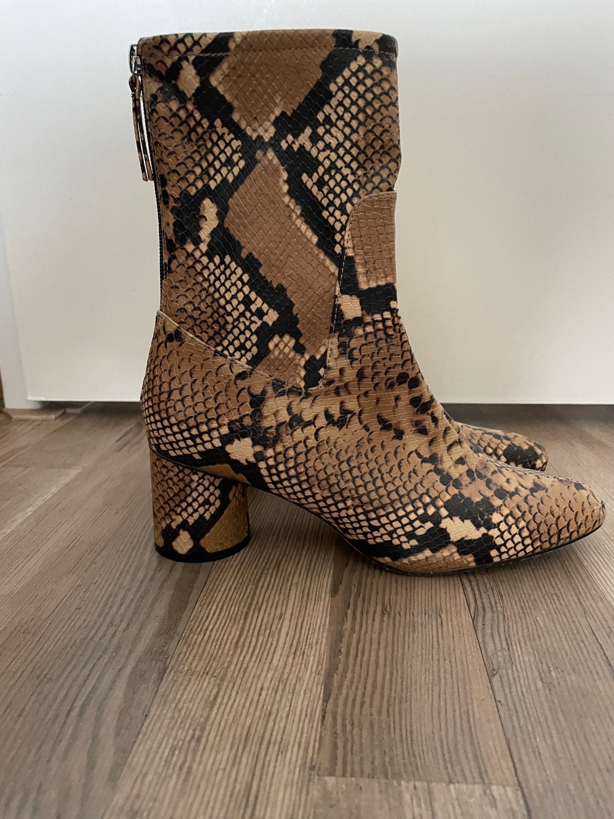 Dierenprint/ slangenprint imitatieleren laarsjes Zara  38, Beige, Lage of Enkellaarzen, Ophalen of Verzenden, Zo goed als nieuw