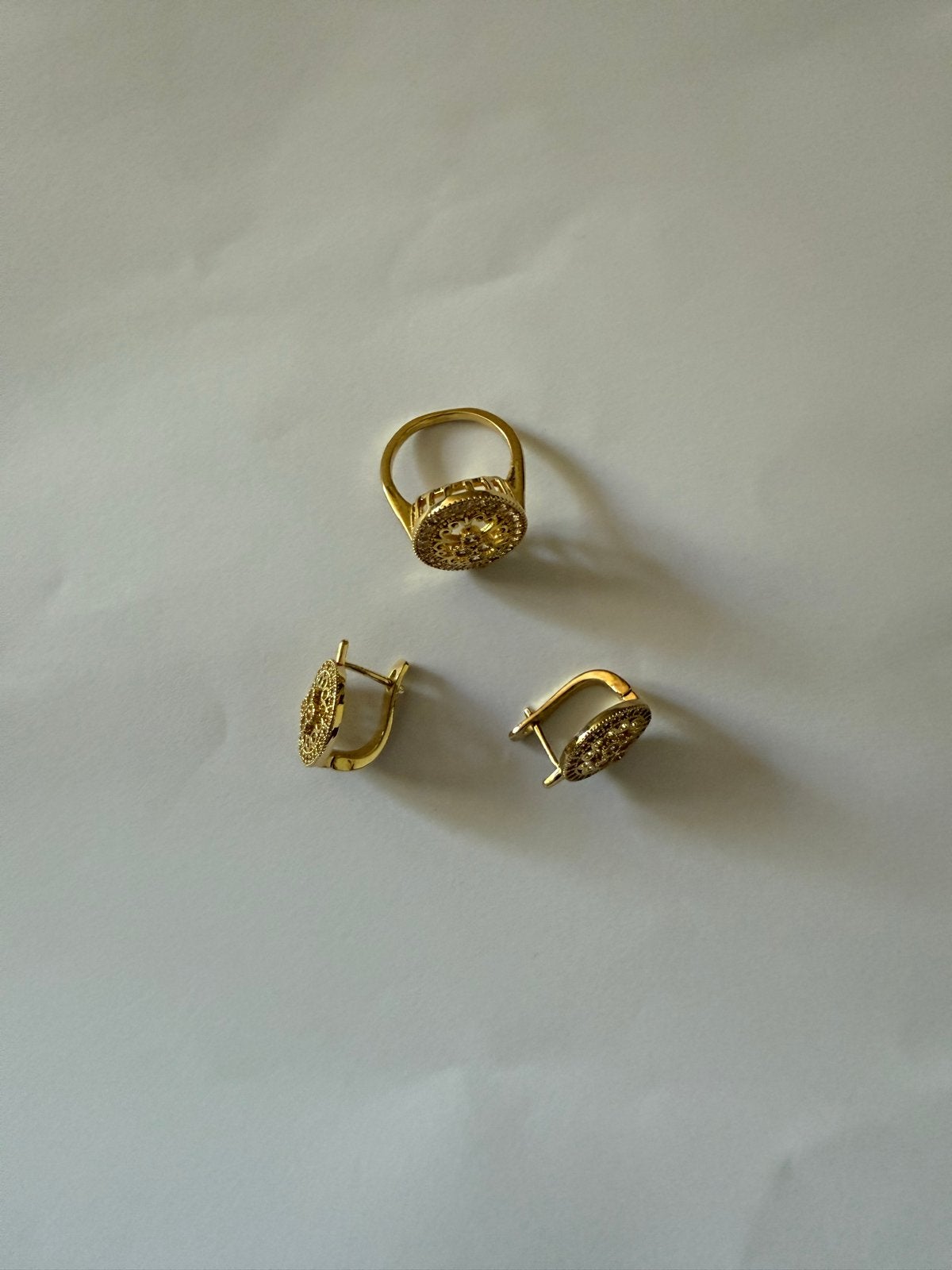 Gouden ring en oorbellen set met strass, Sieraden, Tassen en Uiterlijk, Hangers, Ophalen of Verzenden, Zo goed als nieuw, Goud