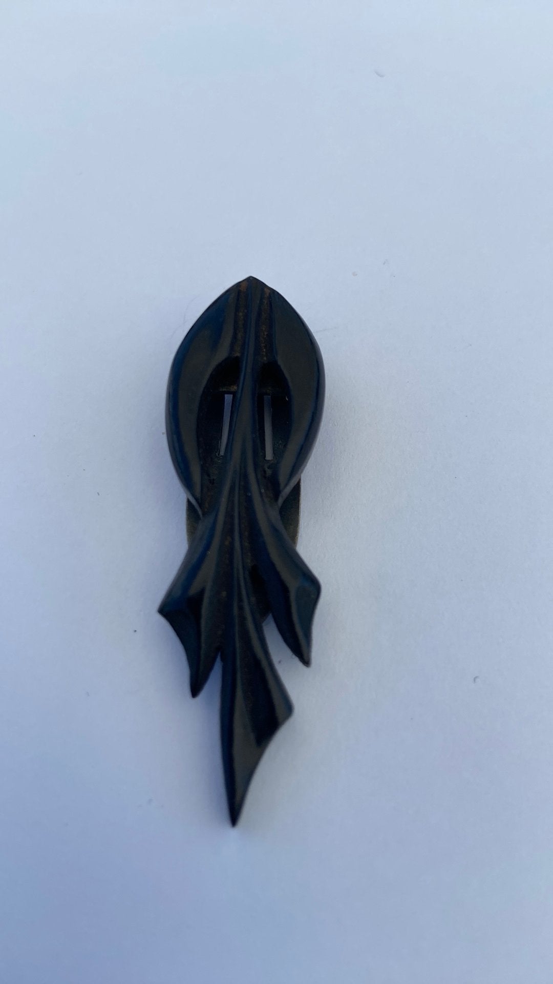 Kleding clip van voor 1900 van echt git, Ophalen of Verzenden, Overige materialen, Met edelsteen