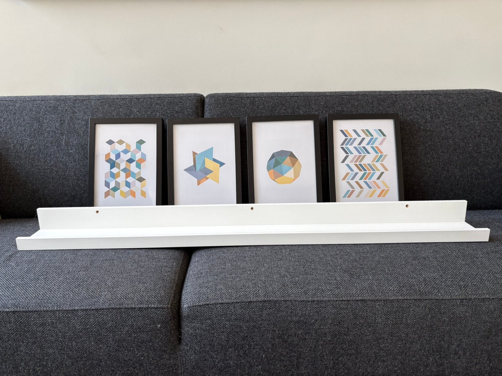 Ikea schilderijenplank met 4 fotolijsten, Ophalen, Kunststof, Met passe-partout, Zo goed als nieuw