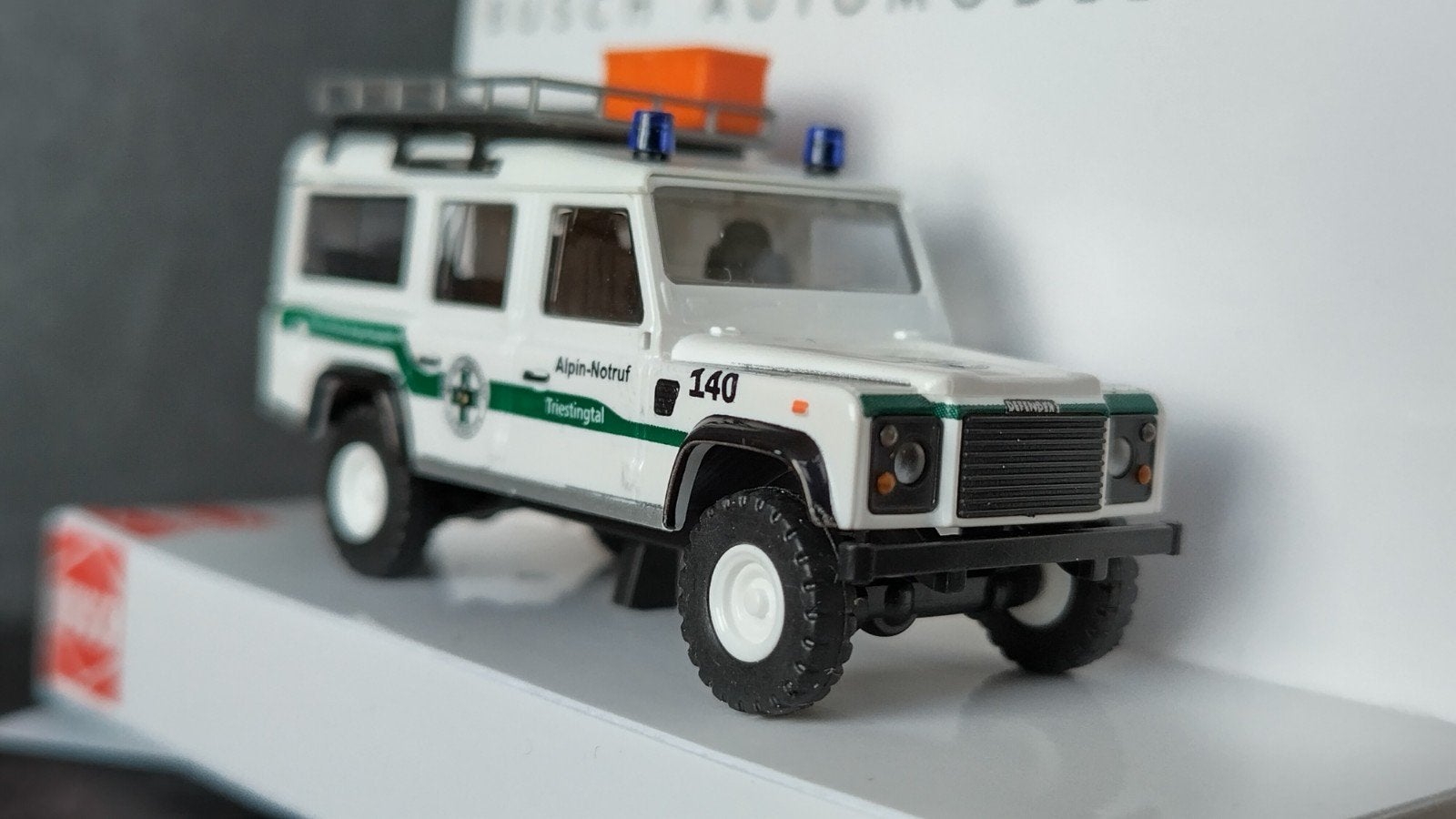 Land Rover Defender Alpin Notruf 1:87 Busch Pol, Overige merken, Auto, Verzenden, .