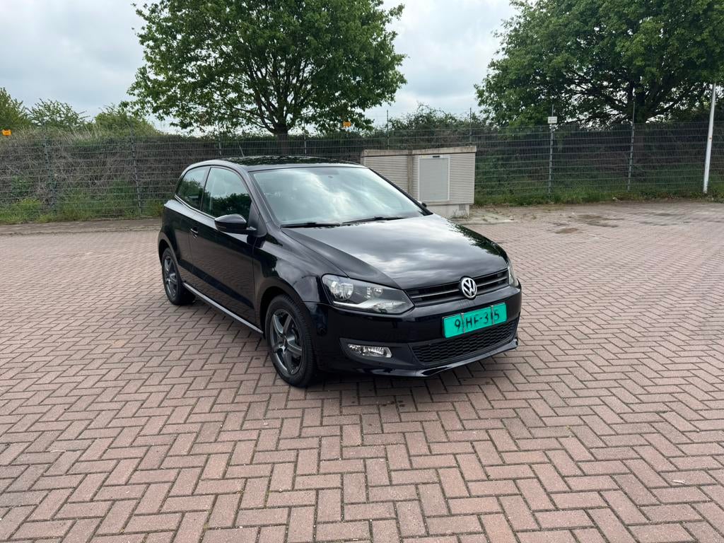 Volkswagen Polo 1.4 16V FSI 63KW 2011 Zwart nap!, Auto's, Volkswagen, Voorwielaandrijving, 970 kg, 40 €/maand, Zwart