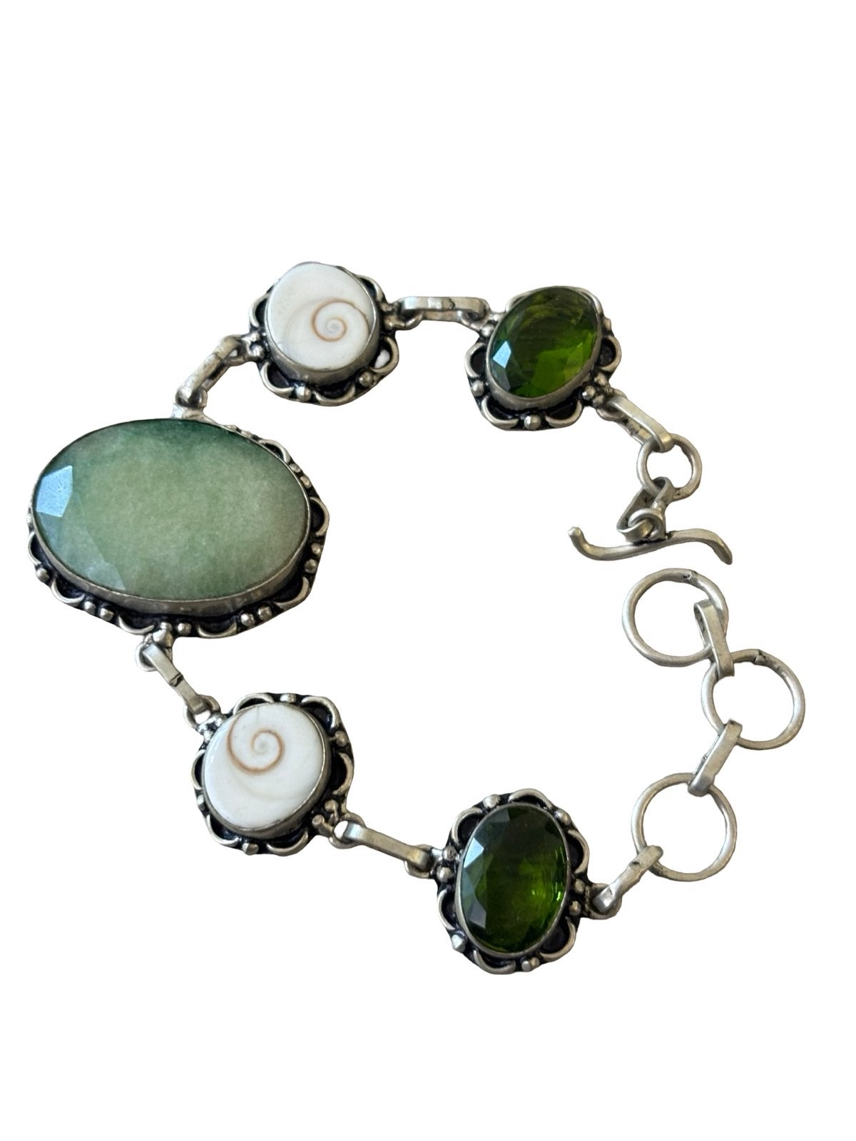 Zilveren armband met groene edelstenen en schelpdetails, Overige materialen, Vanbeeksaar4@gmail.com, Nieuw, Ophalen of Verzenden