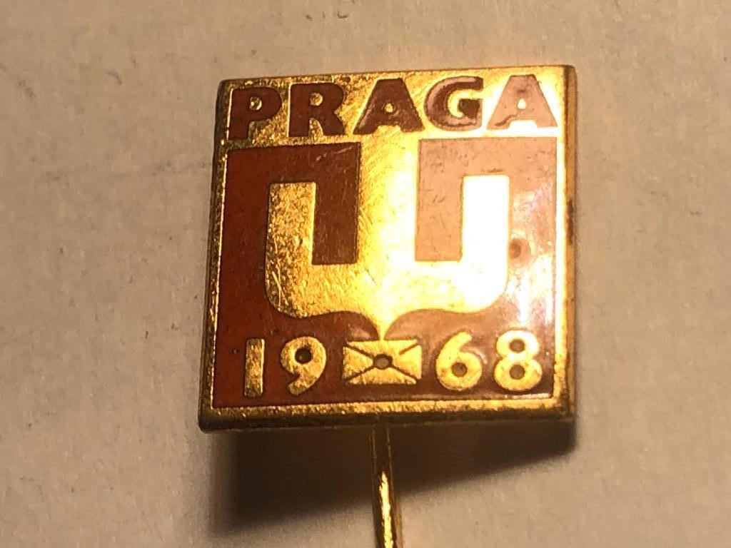 Emaille PRAGA 1968 AUTOMERK Speld., Verzenden, Zo goed als nieuw, Transport, Speldje of Pin