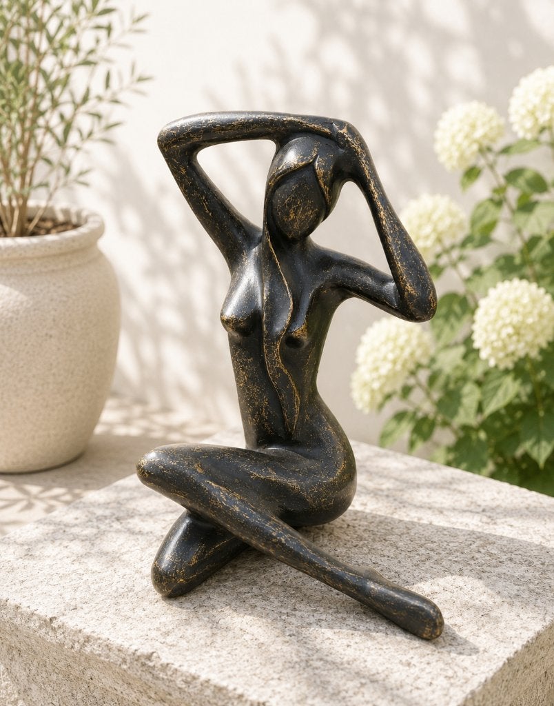 POSERENDE VROUW / Bronzen tuinbeeld / brons