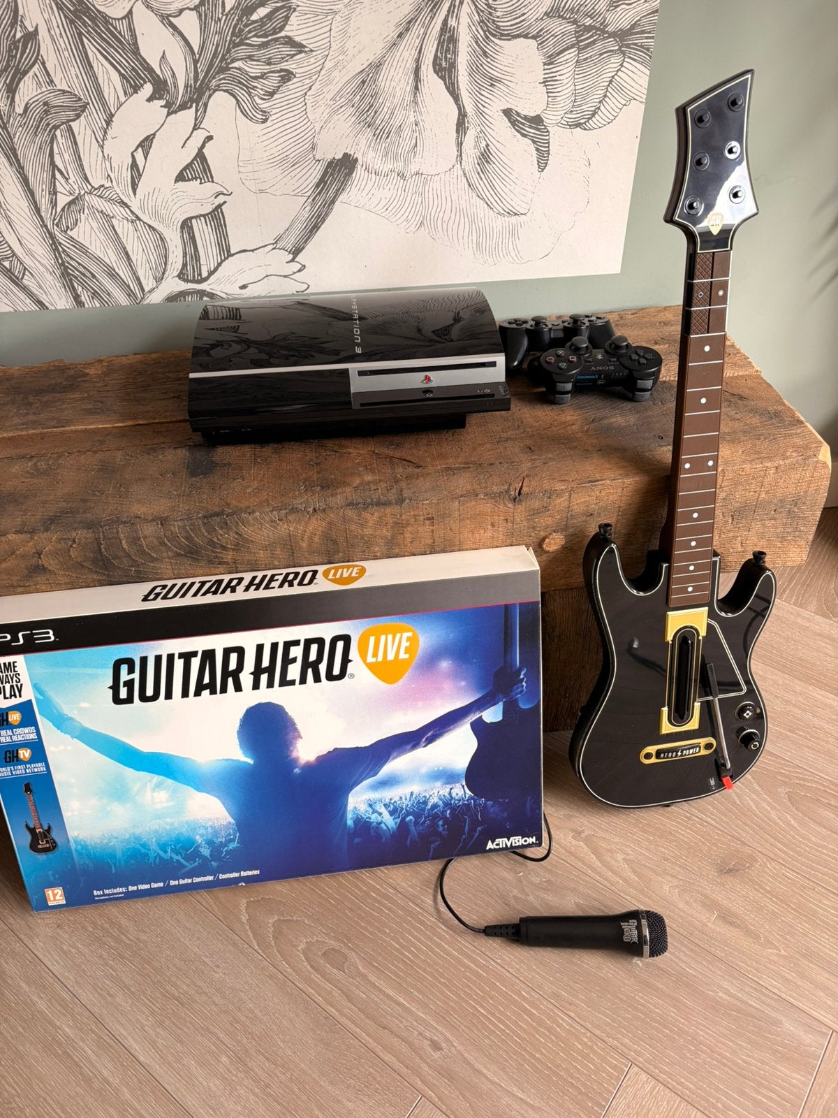 PS3 + Guitar Hero Gitaar + 2 controllers + guitar hero mic, Ophalen, Phat, Zo goed als nieuw, Zonder controller