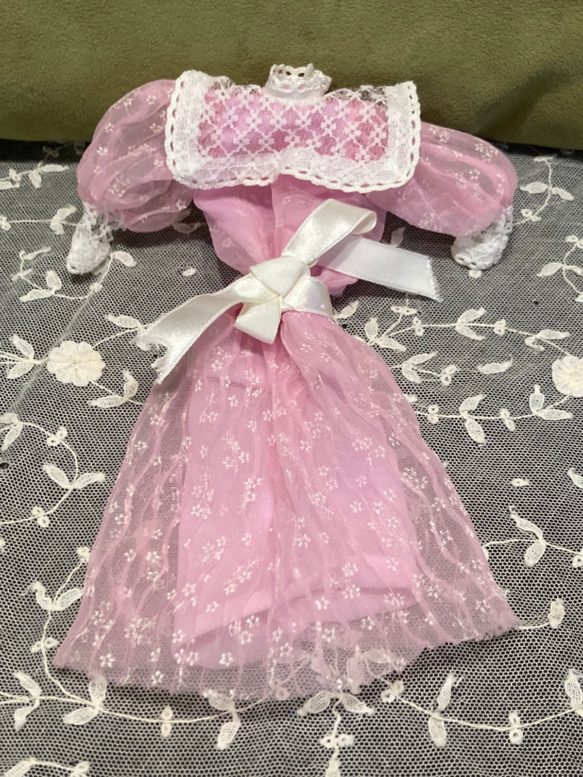 Barbie haren 80 rose jurk (291224), Ophalen of Verzenden, Gebruikt, Kleertjes
