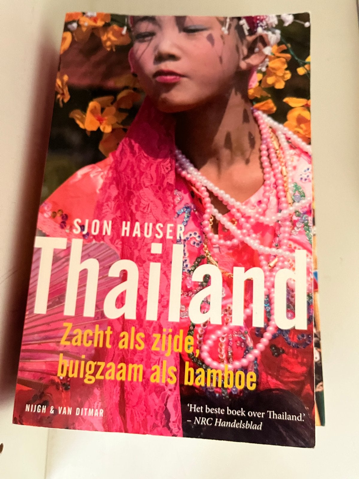 Thailand: Zacht als zijde, buigzaam als bamboe - Sjon Hauser, Boeken, Ophalen of Verzenden, Reisgids of -boek, Azië, Gelezen