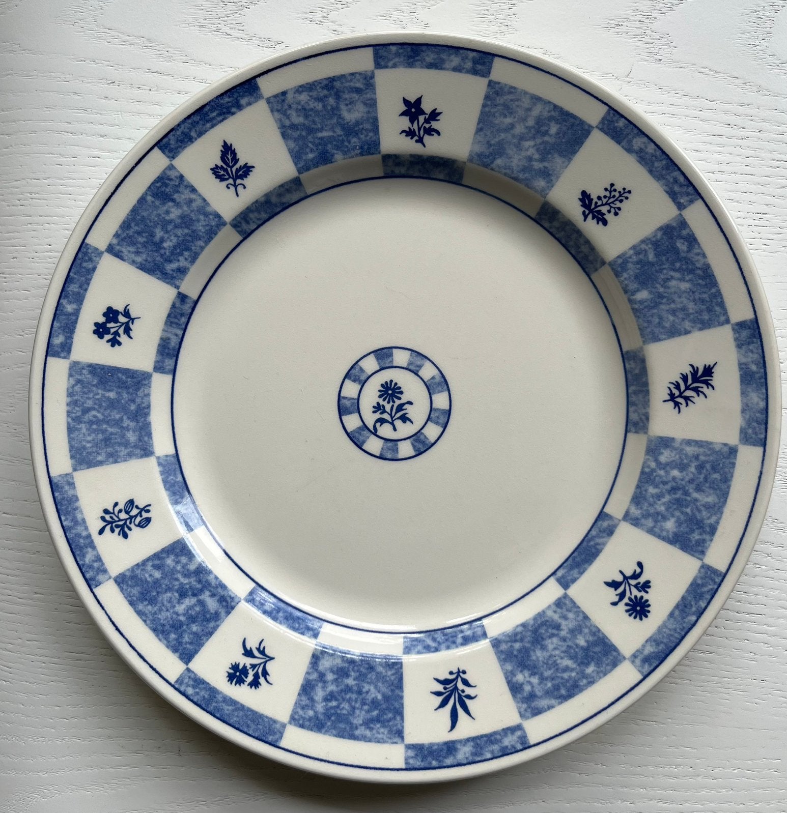 1 bord - blauw- Churchill - made in Staffordshire - Engeland, Antiek en Kunst, Antiek | Servies los, Ophalen of Verzenden