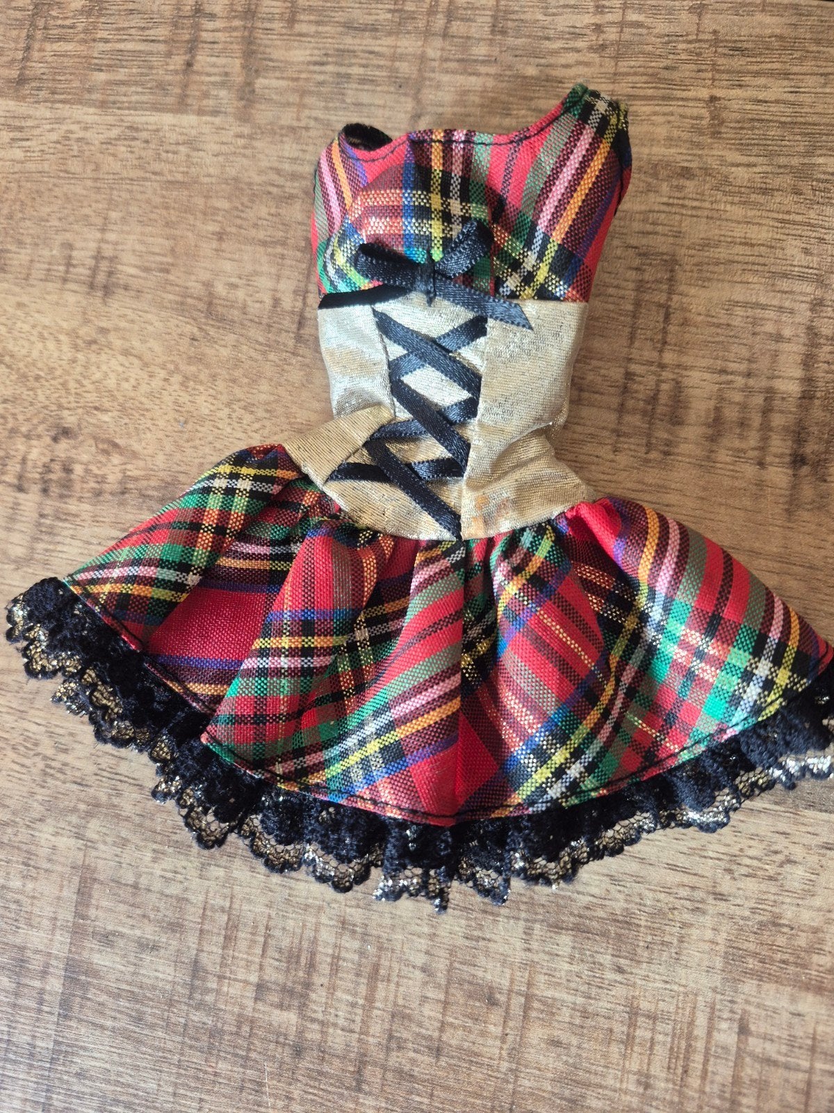 Barbie tartan jurkje Bieden v/a€20, Verzamelen, Ophalen of Verzenden, Zo goed als nieuw, Kleertjes