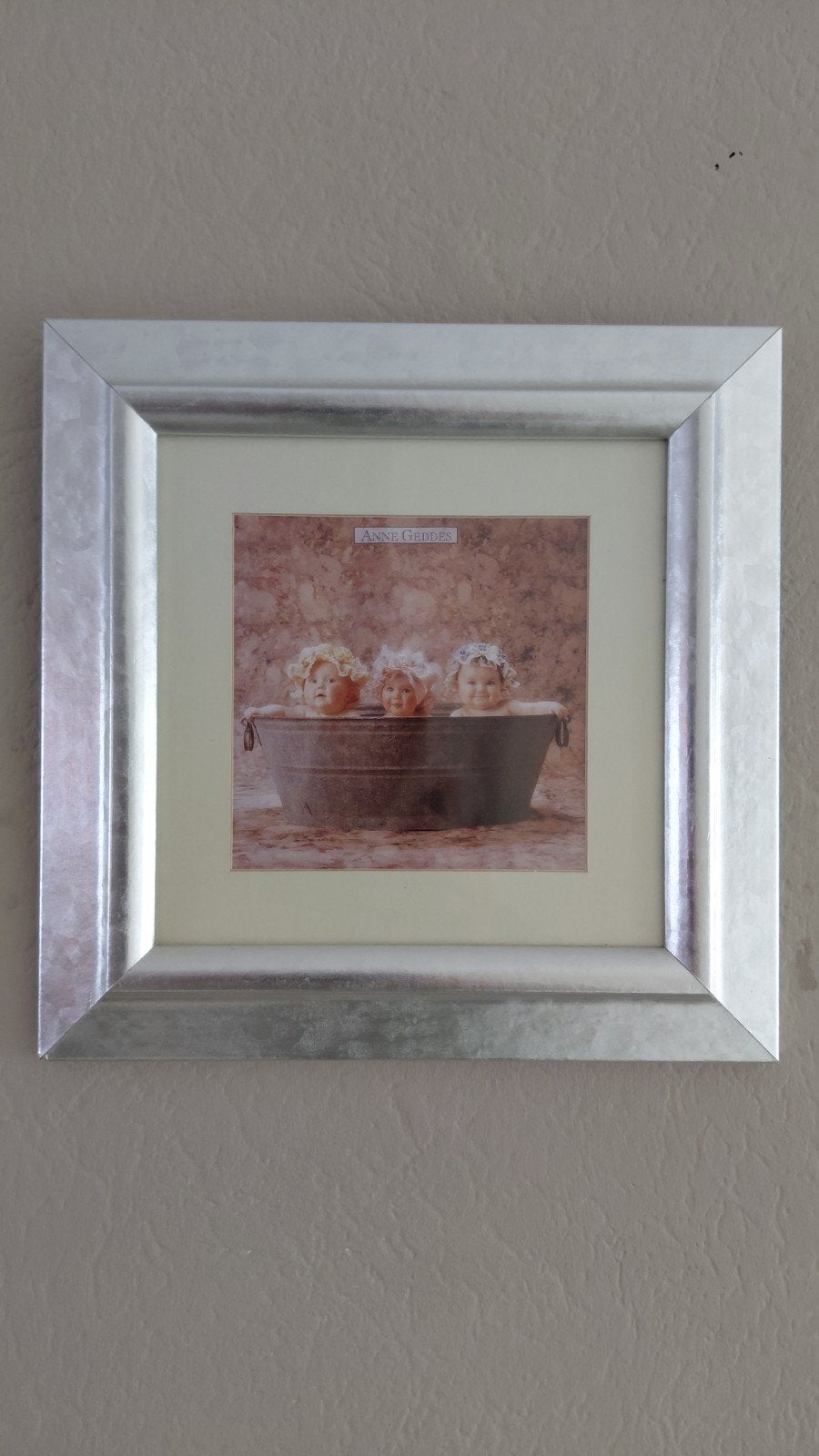 Ingelijste Anne Geddes foto van baby's in een teil, Minder dan 50 cm, Oorspronkelijke maker, Ophalen of Verzenden, Zo goed als nieuw