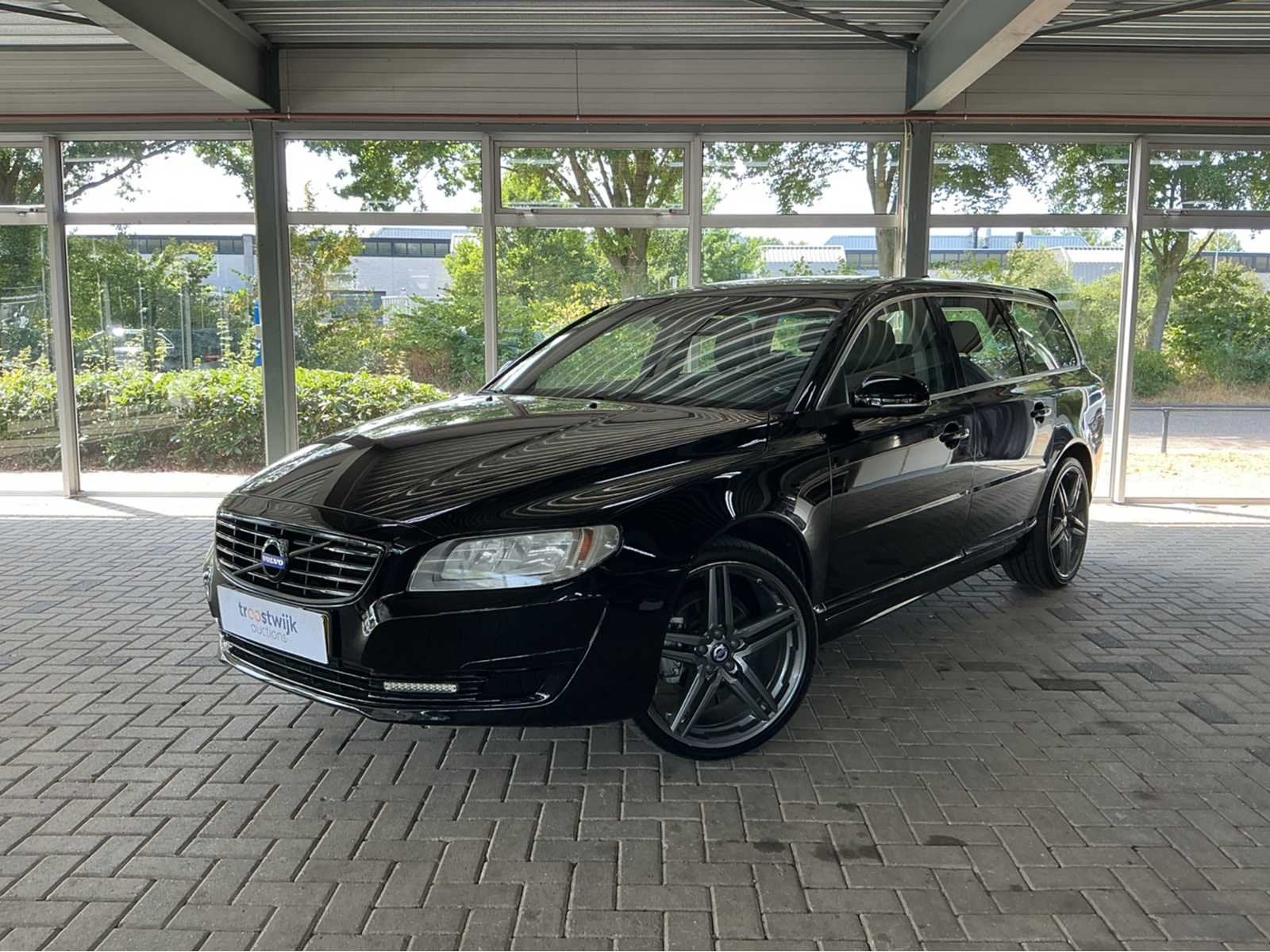 Volvo - 2017 - V70 - 2.0 T5 Summum - Personenauto, Gebruikt, Euro 6, Zwart, 1565 kg