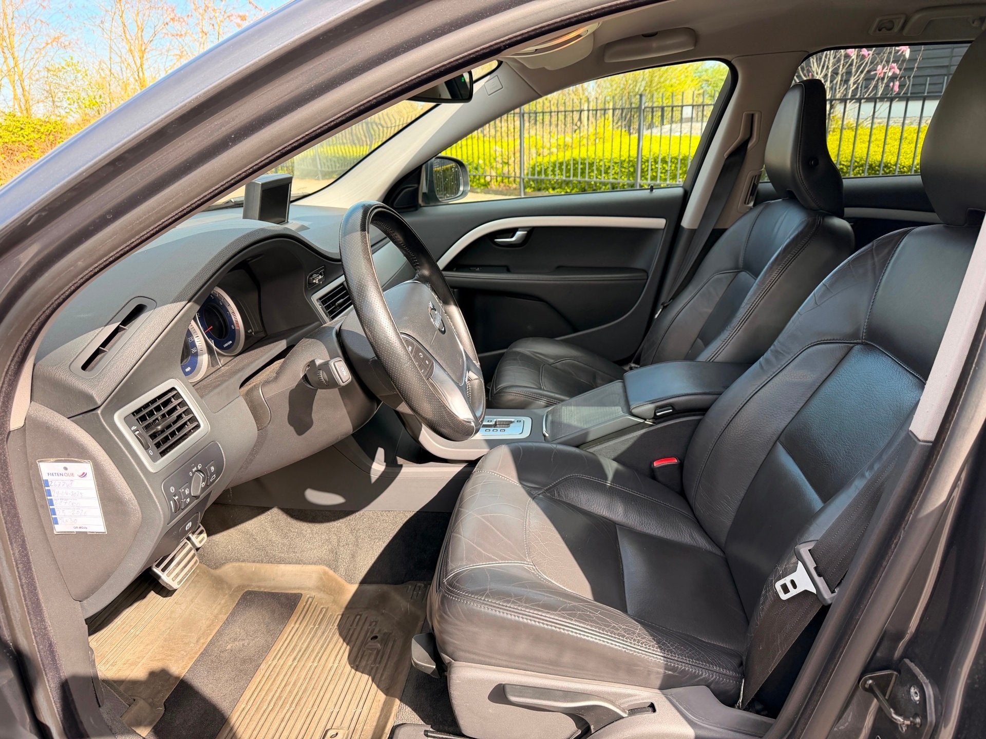 Volvo V70 2.0T R-Edition 200PK AUTOMAAT LEER NAVI XENON, Auto's, Volvo, Euro 5, Zwart, 4 cilinders, 203 pk