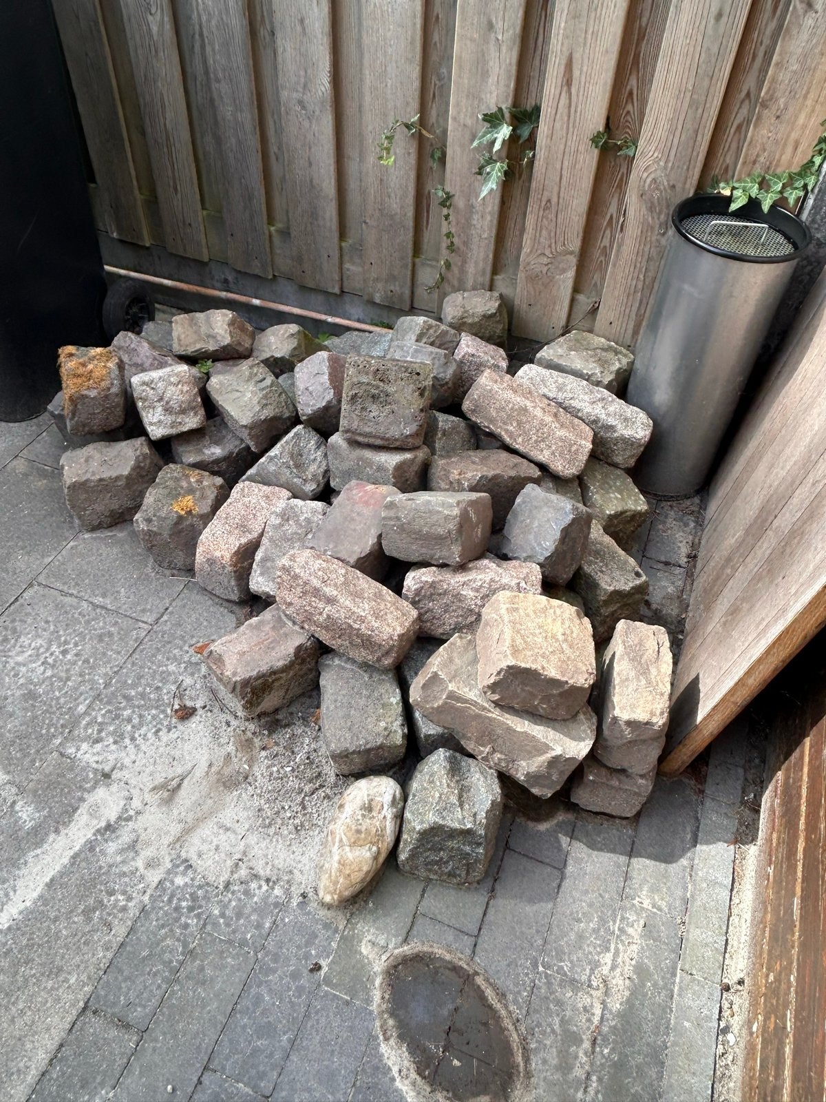 Gebruikte natuurstenen keien voor tuin of oprit, Tuin en Terras, Ophalen, Gebruikt, Graniet, Kei
