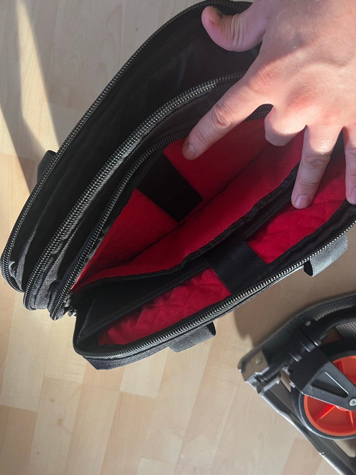 Dell Laptop Tas - Zwart met Rood Interieur, Computers en Software, Gebruikt, Gevoerd laptopvak, 15 inch, Dell