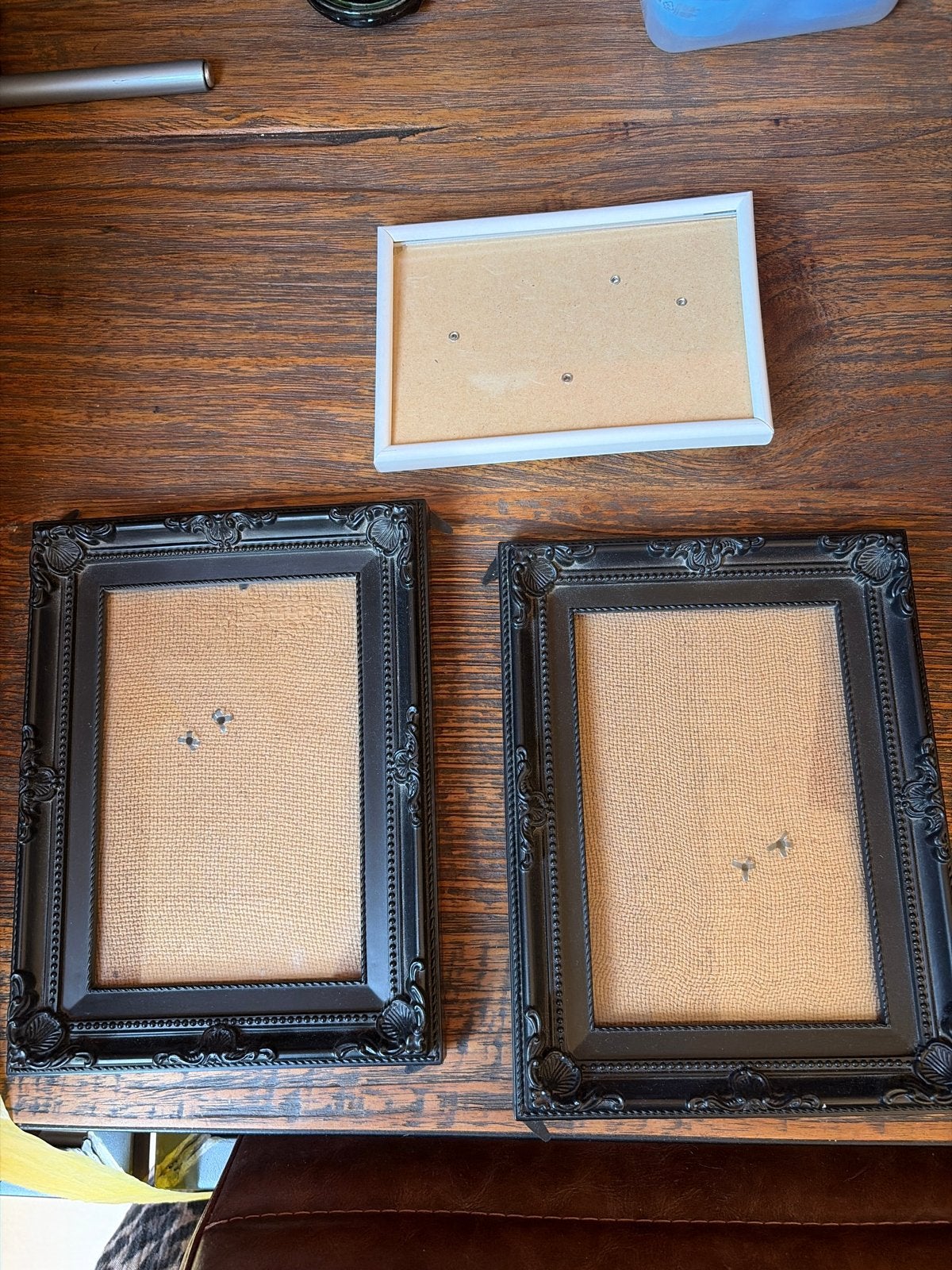 Set van 3 fotolijsten: 2x zwart barok, 1x wit modern, Gebruikt, Ophalen of Verzenden, Fotolijst, Met ophangsysteem