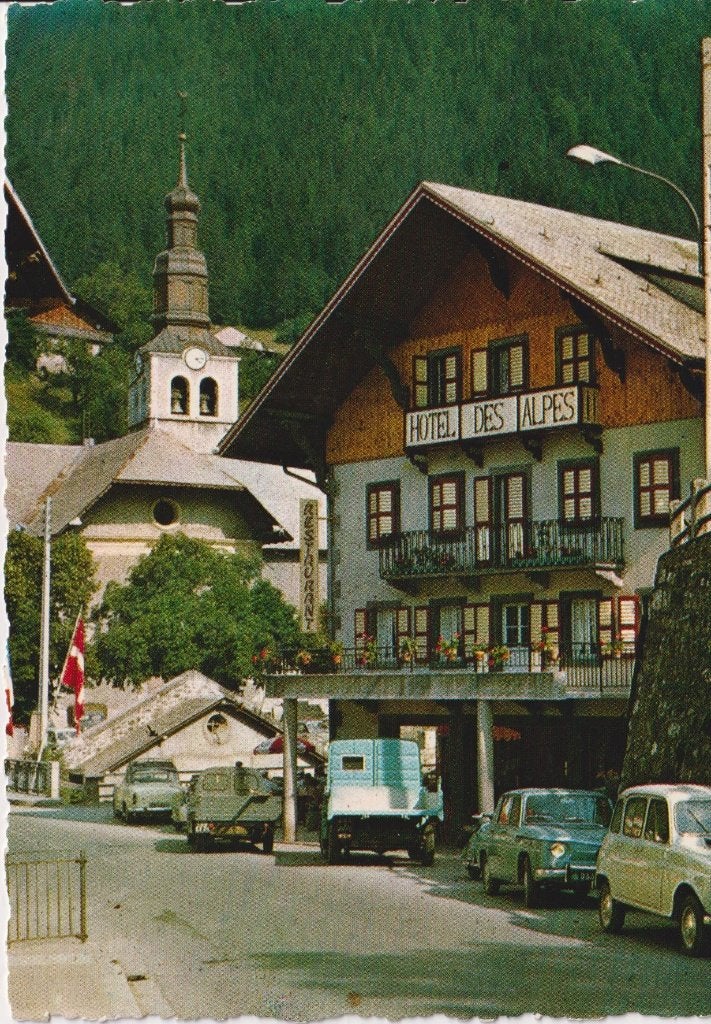 Frankrijk, Morzine met auto's , Renault 8, Renault 4, Ophalen of Verzenden, 1960 tot 1980, Gelopen, Frankrijk