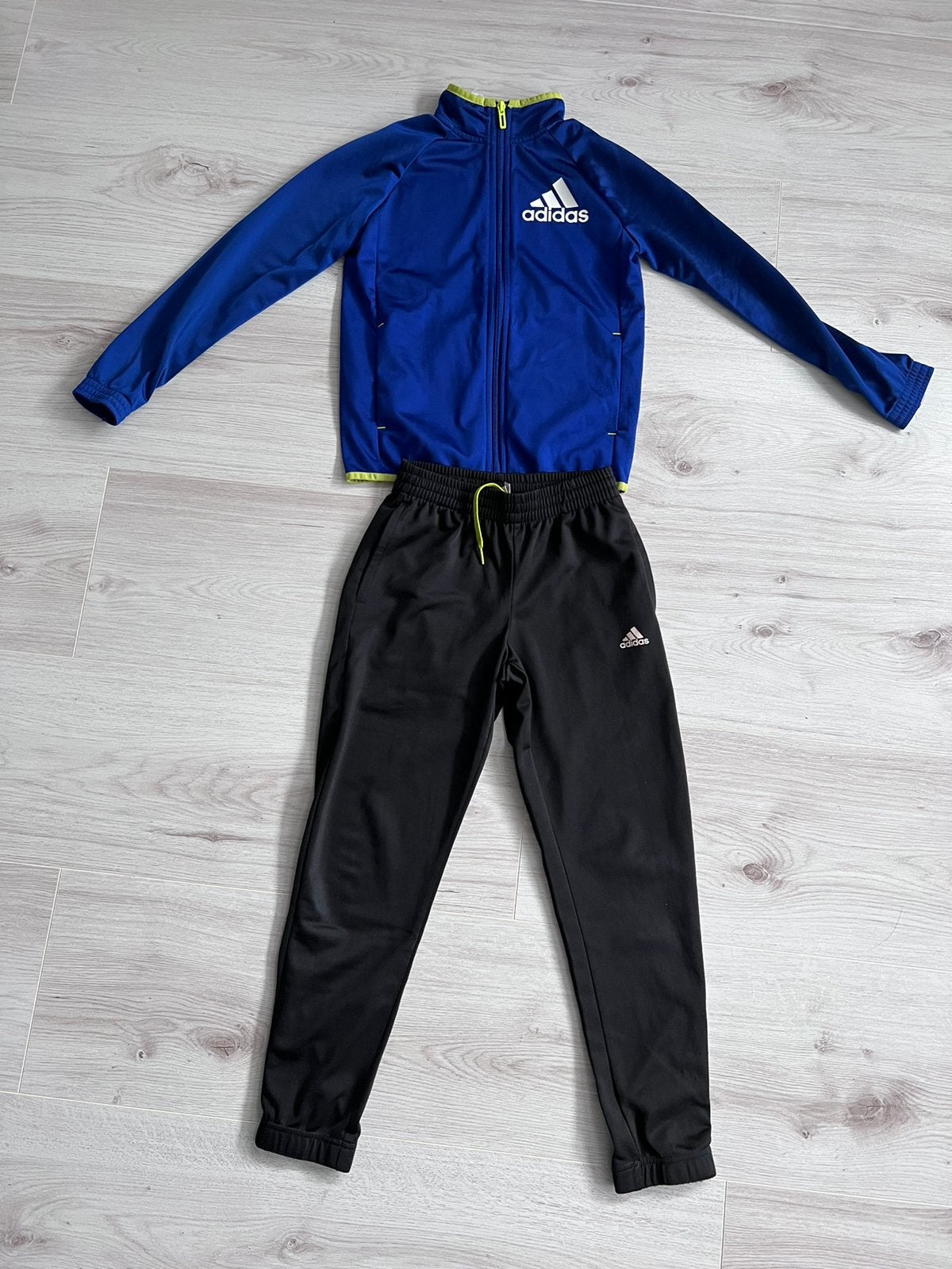 Originele Adidas Trainingspak met broek. Maat 140 cm, Kinderen en Baby's, Ophalen of Verzenden, Gebruikt, Jongen of Meisje, Sport- of Zwemkleding