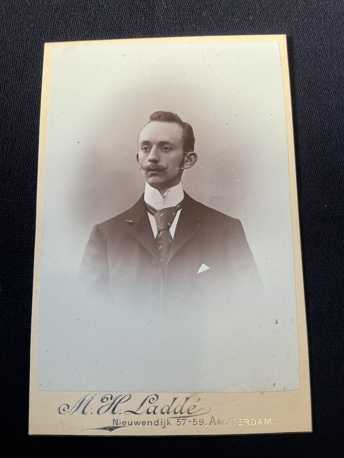 Kabinetfoto, Man met krulsnor, M.H. LADDÉ, AMSTERDAM, Verzamelen, Ophalen of Verzenden, Voor 1940, Gebruikt, Foto