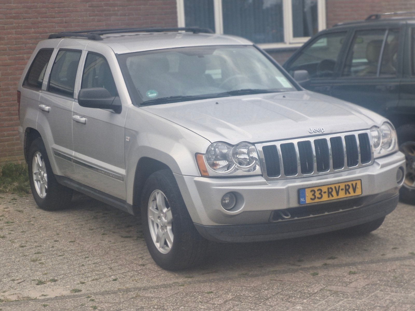 Jeep Grand Cherokee 5.7 I V8 Hemi AUT 2005 Grijs, Auto's, Automaat, 8 cilinders, 5654 cc, Origineel Nederlands