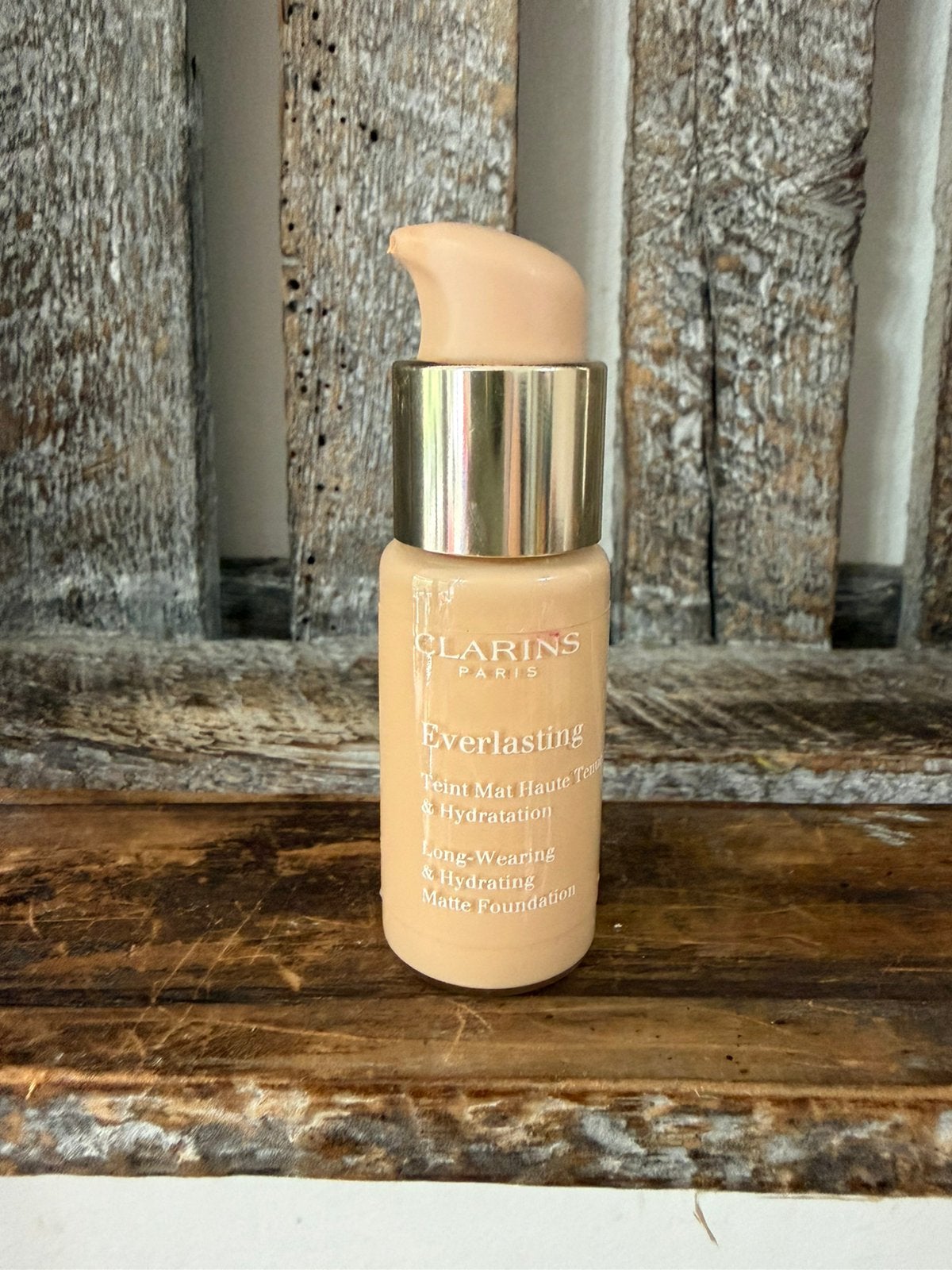 Clarins Everlasting Foundation 106N Vanilla, Ophalen of Verzenden, Zo goed als nieuw, Beige, Gehele gezicht