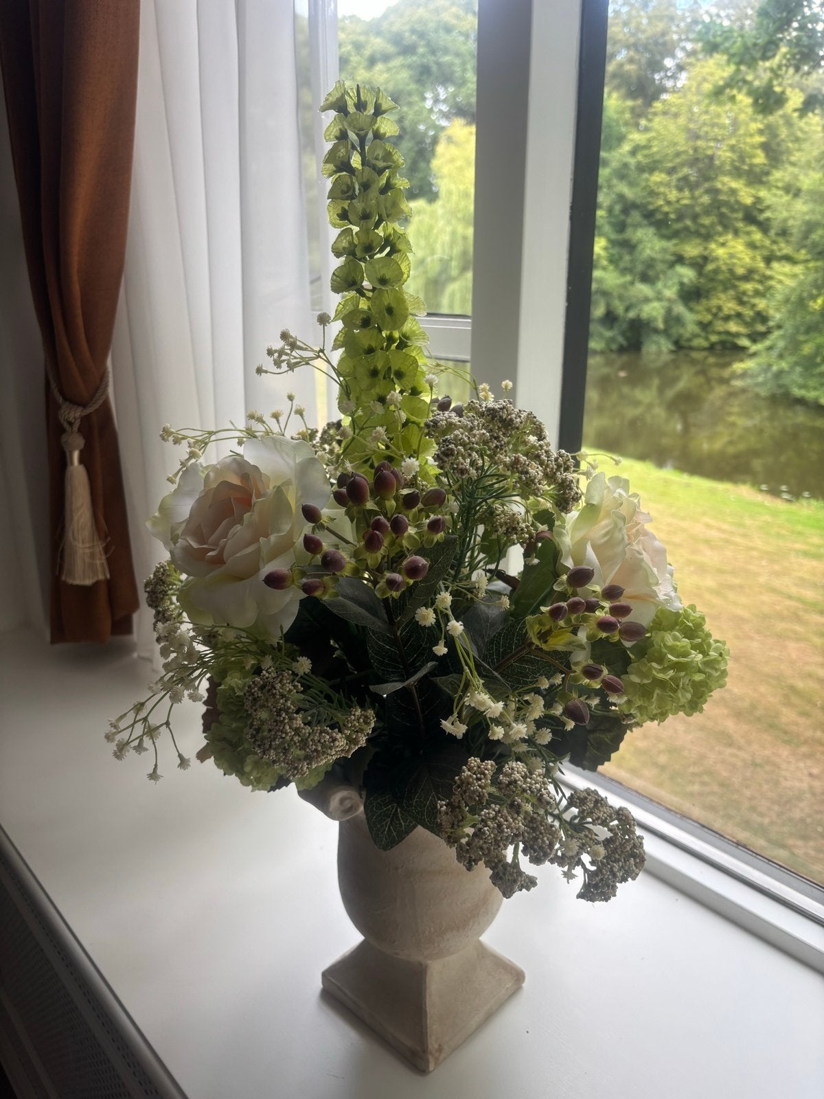 Decoratieve vaas met kunstbloemen - Crème/Groen, Huis en Inrichting, Woonaccessoires | Vazen, Ophalen, Overige materialen, Meerkleurig