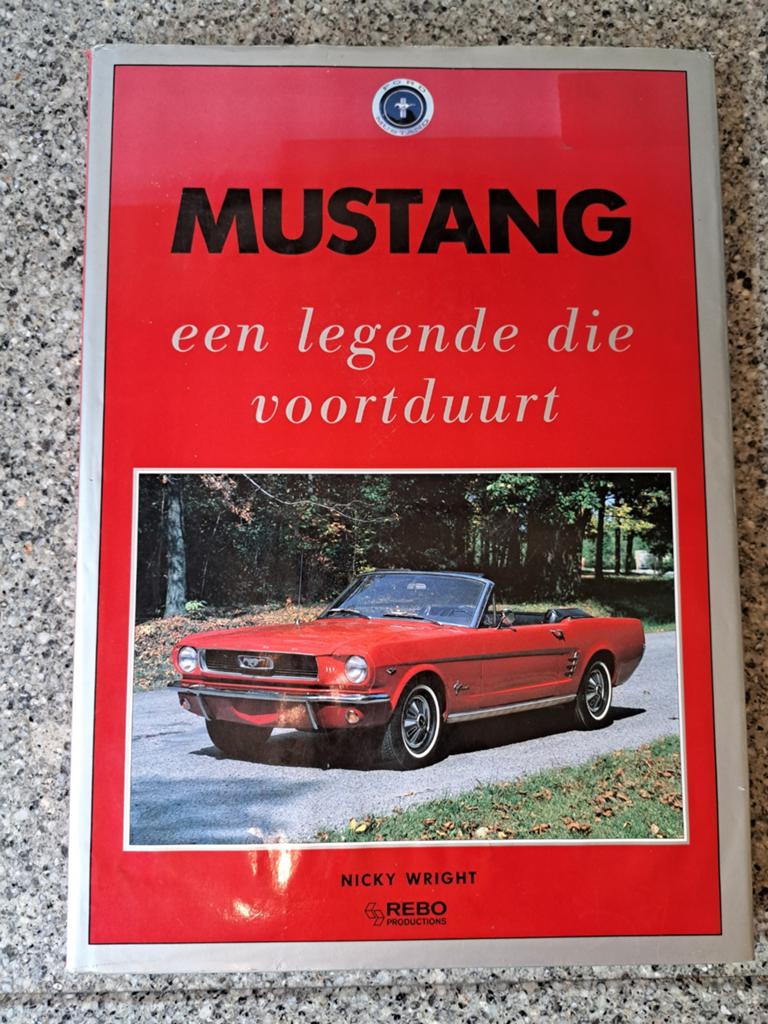 Rijk geïllustreerd boek Mustang een legende die voortduurt, Ophalen of Verzenden, Zo goed als nieuw