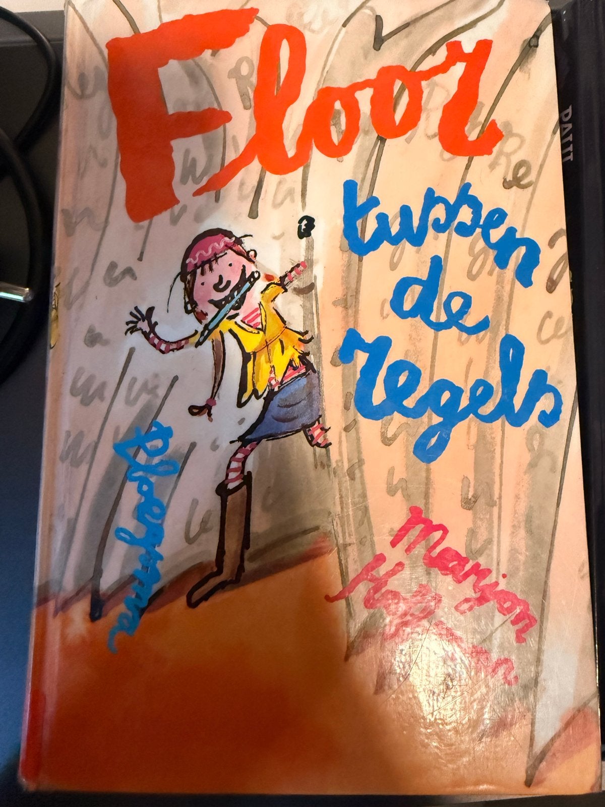 Floor Kussen de Regels - Marjon Hoffman (Kinderboek), Ophalen of Verzenden, Gelezen, Fictie algemeen