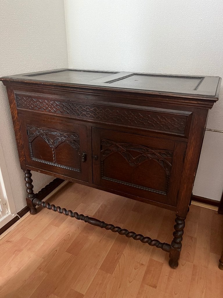 Antieke grammofoonplaatkast met platen, Ophalen