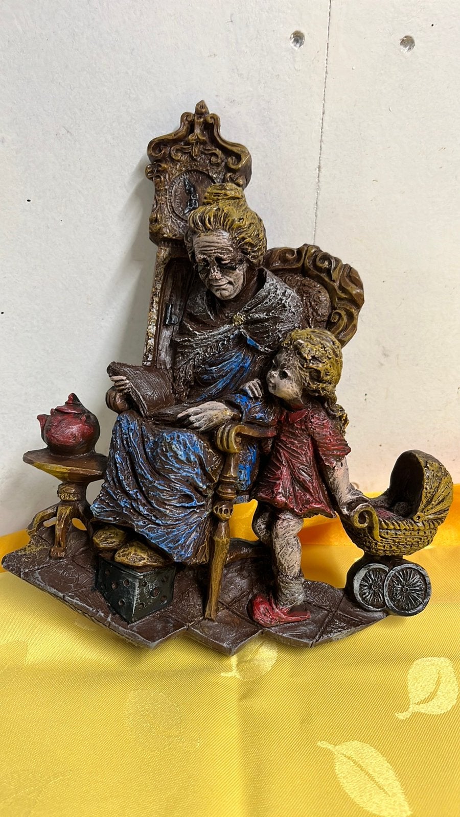 Vintage handbeshilderd decoratie beeldje van kunsthars of st, Verzamelen, Beelden en Beeldjes, Ophalen of Verzenden, Zo goed als nieuw
