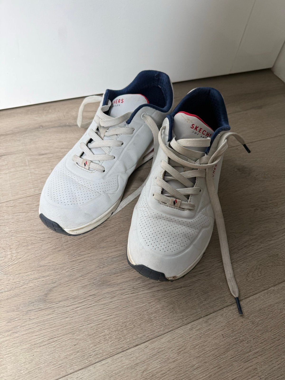 Skechers sneakers maat 40- Wit met blauw/rood, Ophalen of Verzenden, Gedragen, Wit, Sneakers of Gympen