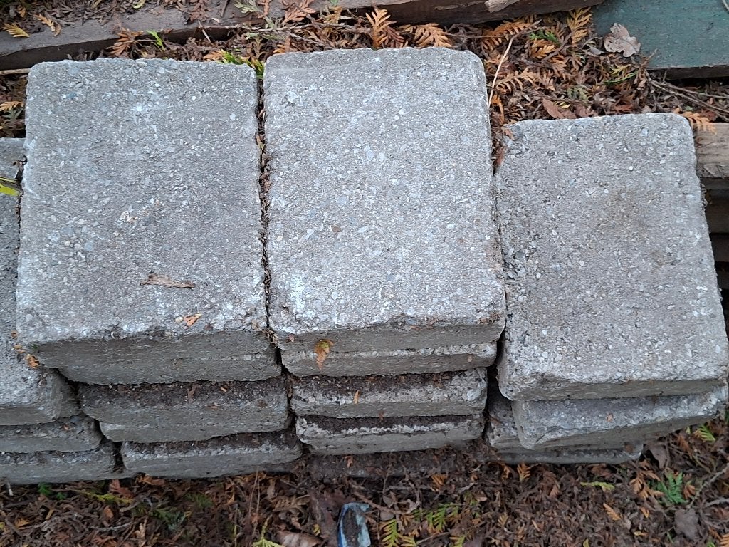 Gratis 52 licht grijze stenen 21.5 X 16 cm, Ophalen, Gebruikt, Klinkers, Minder dan 5 m²