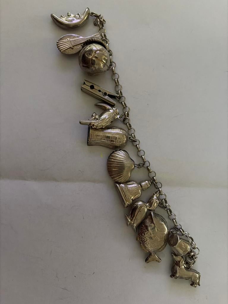 Retro Vintage Antieke Zilverkleurige Bedelarmband, Overige merken, Gebruikt, Ophalen of Verzenden, 4 bedels of meer