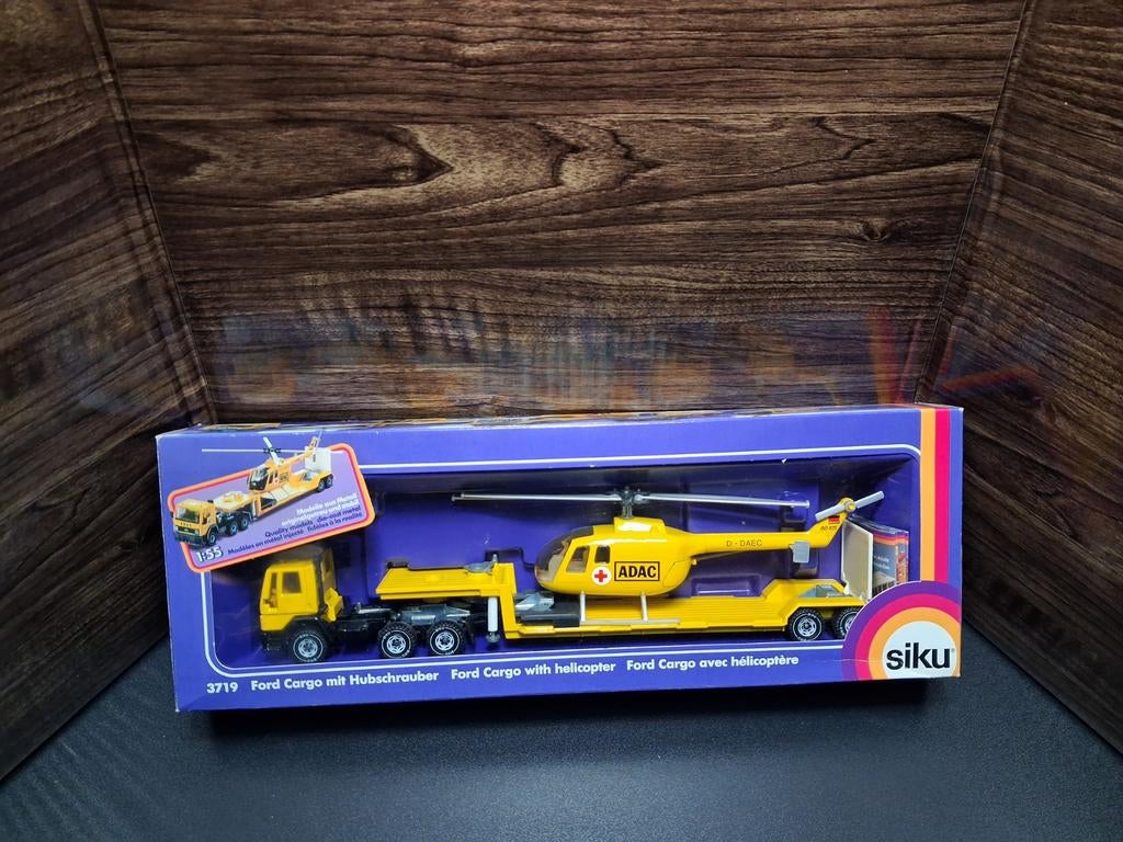 Siku 3719 - Ford Cargo mit hubschrauber, Hobby en Vrije tijd, Modelauto's | 1:50, Ophalen of Verzenden, Gebruikt, Bus of Vrachtwagen