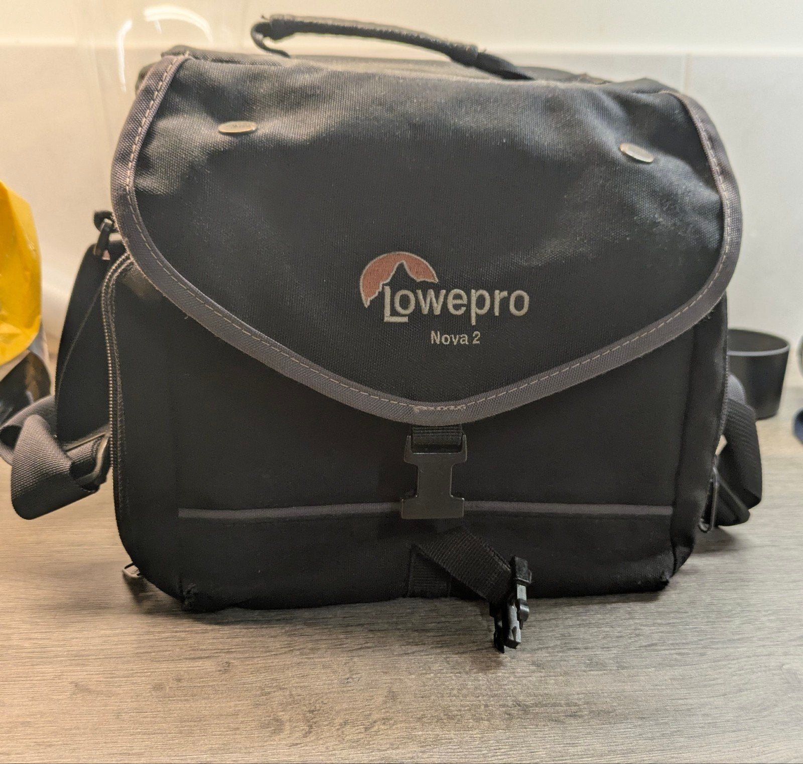 Lowepro Nova 2 cameratas voor spiegelreflexcamera, Audio, Tv en Foto, Gevoerd, Ophalen of Verzenden, Zwart, Schoudertas