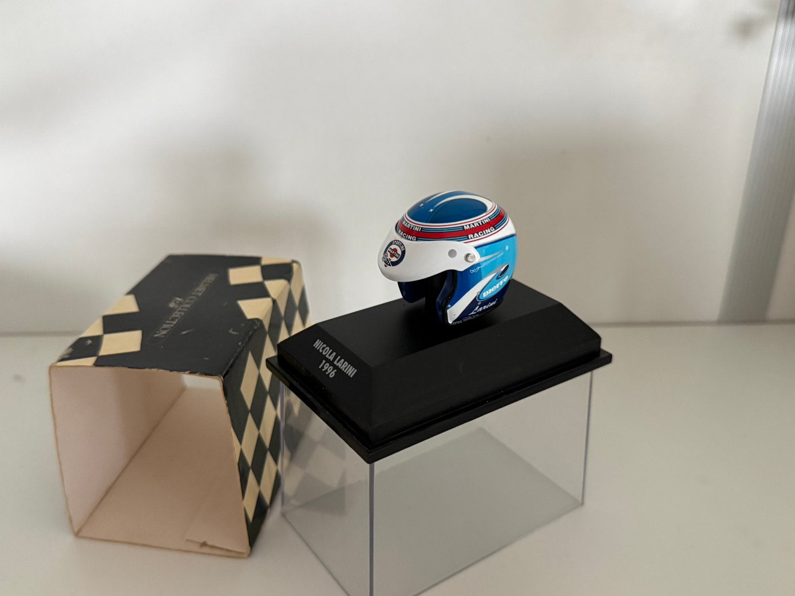 MiniChamps - Nicola Larini 1996 Helmet - Schaal 1:8, Verzenden, Nieuw, 1:5 t/m 1:8, Overige typen