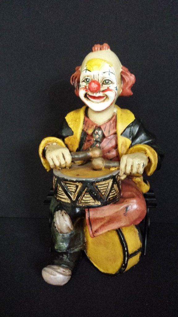Beeldje Grappige CLOWN met TROM ~ Zittend op los BANKJE, Verzamelen, Beelden en Beeldjes, Ophalen of Verzenden, Zo goed als nieuw