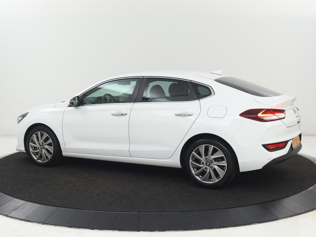 Hyundai i30 Fastback 1.0 T-GDI Premium | Carplay | Half lede, Voorwielaandrijving, Gebruikt, Euro 6, Leder en Stof
