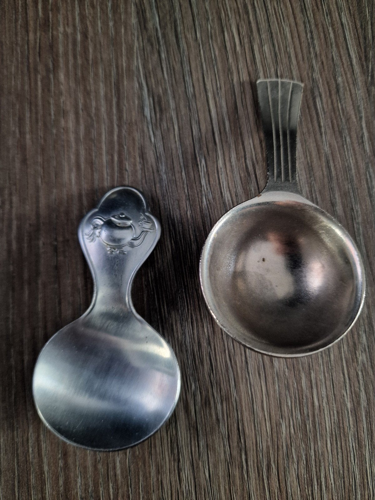 2 decoratieve metalen lepels – Pickwick en theepotmotief, Ophalen of Verzenden