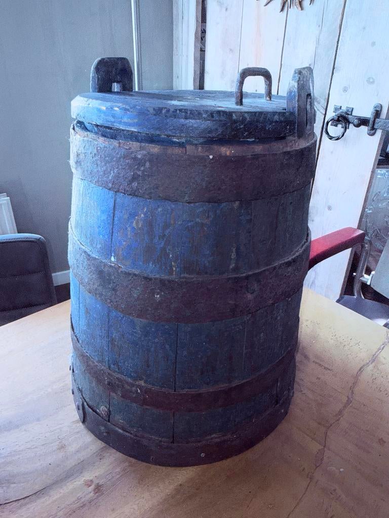 Antieke houten boterkarn, Ophalen