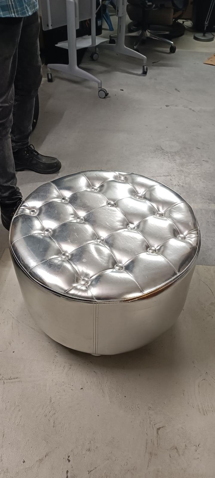 Zilverkleurige Poef/Voetenbank met Chesterfield Stijl, Kunststof, Gebruikt, Rond, Ophalen of Verzenden