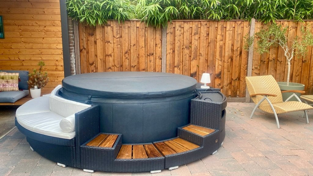 Foto 2 van Softub Resort 6 pers Jacuzzi met omkasting en leuke extra's