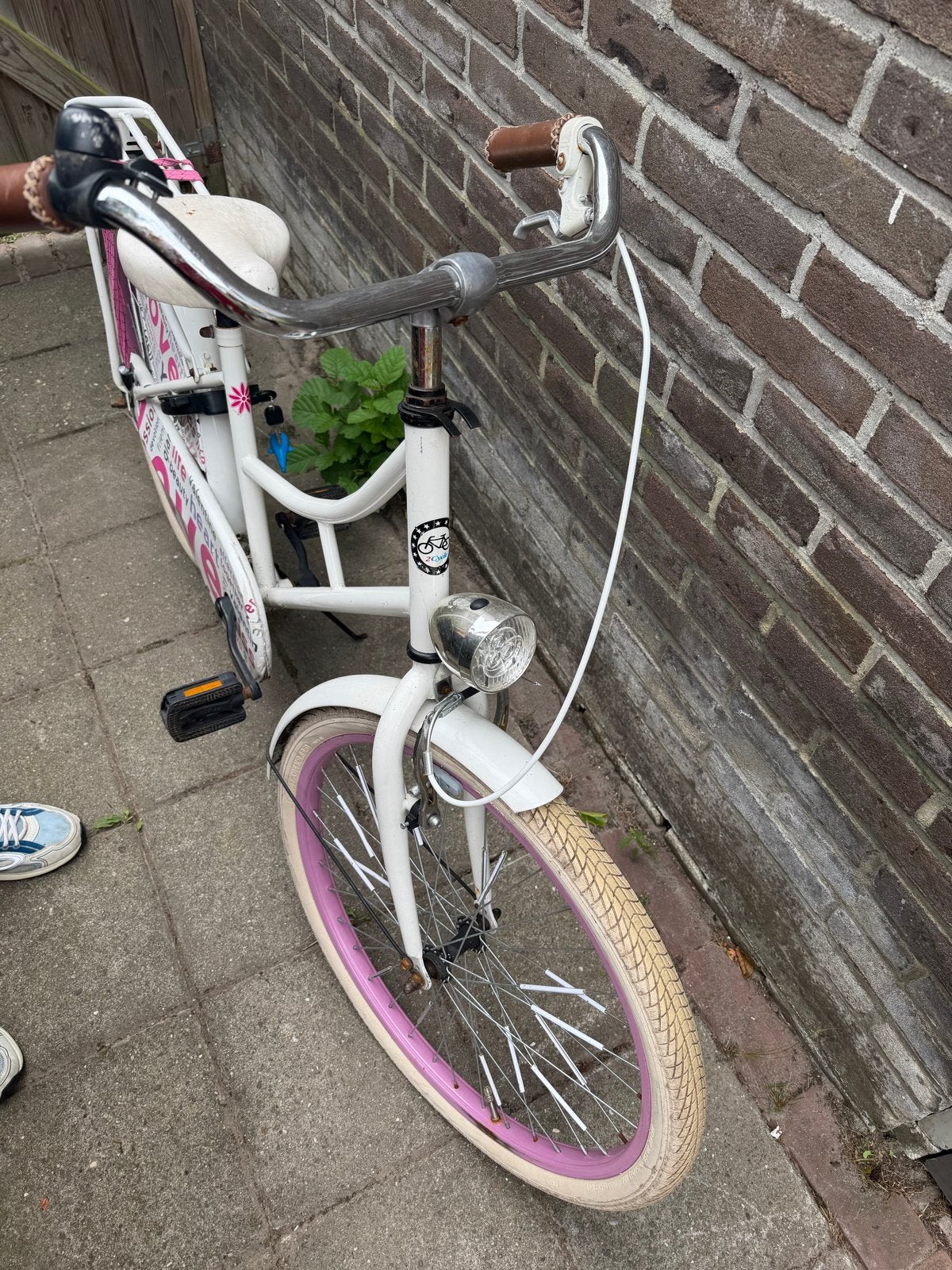 Leuke witte kinderfiets met roze accenten, Ophalen, Gebruikt, Velgrem, 20 inch of meer
