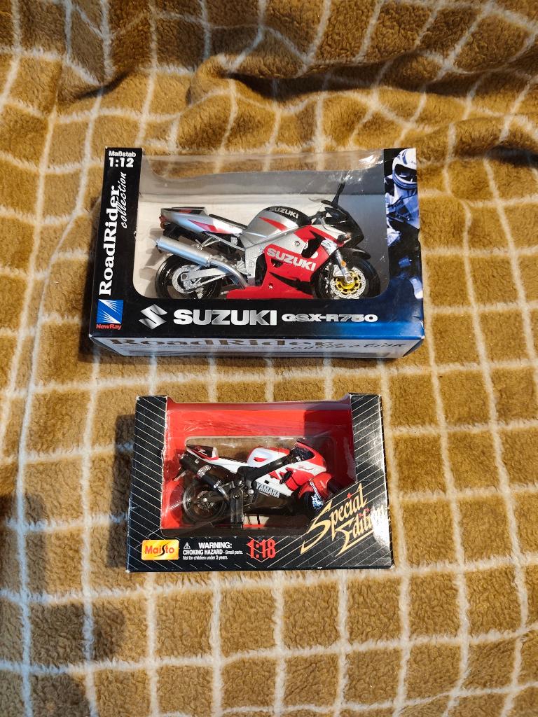 Suzuki GSX-R750 + Yamaha YZF-R7 modellen zgan in doos, Ophalen of Verzenden, Zo goed als nieuw, 1:50 tot 1:144