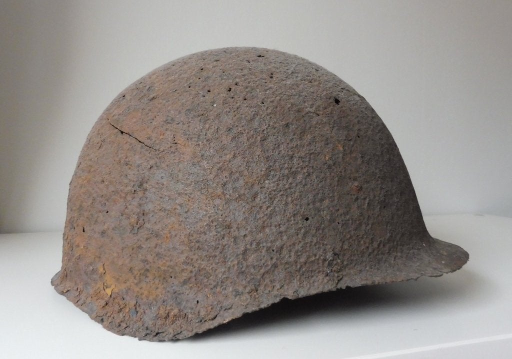 Russische SSh-40 gevechtshelm bodemvondst Berlijn", Verzamelen, Verzenden, Overige gebieden, Hulzen of Bodemvondsten